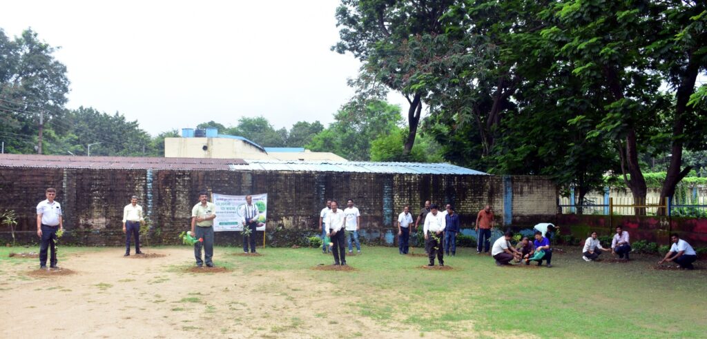 “एक पेड़ माँ के नाम” मुहिम के तहत एनटीपीसी सिंगरौली ने चलाया सघन वृक्षारोपण अभियान
