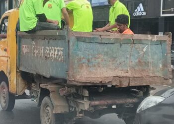 लखनऊ हजरतगंज में नगर निगम की खटारा गाड़ी पर यातायात नियमों की उड़ती धज्जियां