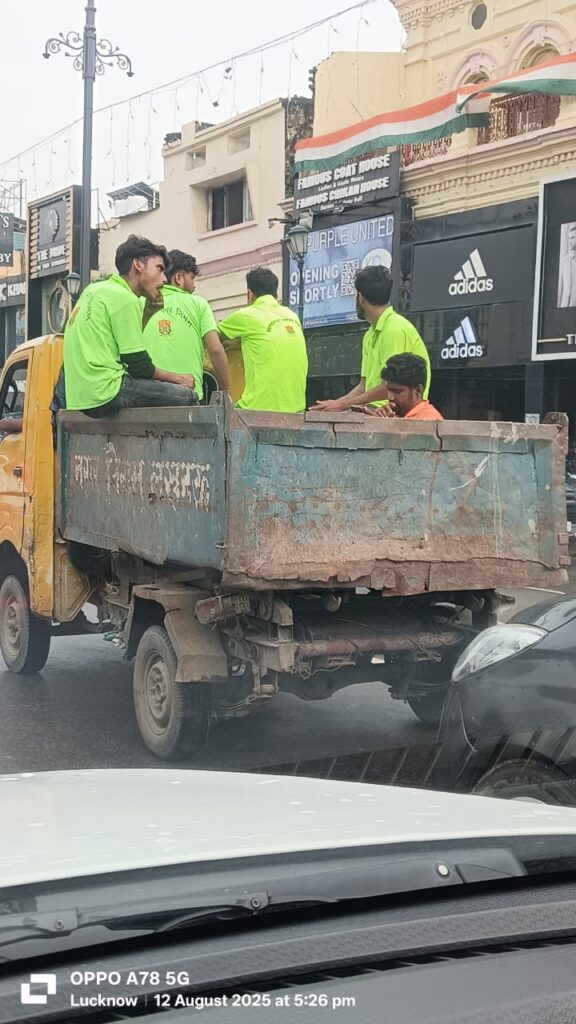 लखनऊ हजरतगंज में नगर निगम की खटारा गाड़ी पर यातायात नियमों की उड़ती धज्जियां