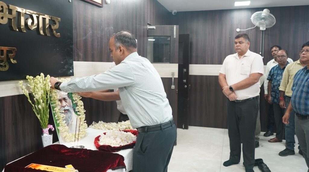 JAMSHEDPUR : दिशोम गुरु श्री शिबू सोरेन जी के निधन पर समाहरणालय में शोकसभा आयोजित