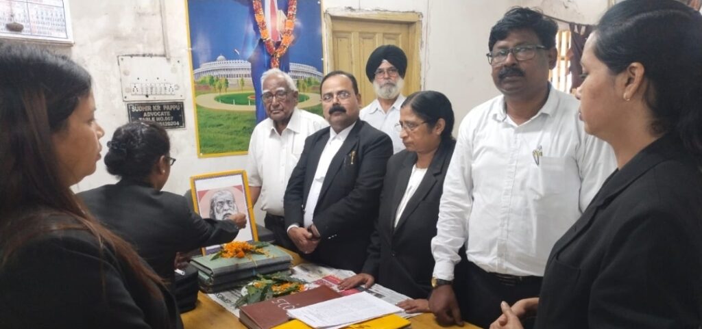 JAMSHEDPUR : वकीलों ने मौन धारण कर शिबू सोरेन को श्रद्धांजलि दी