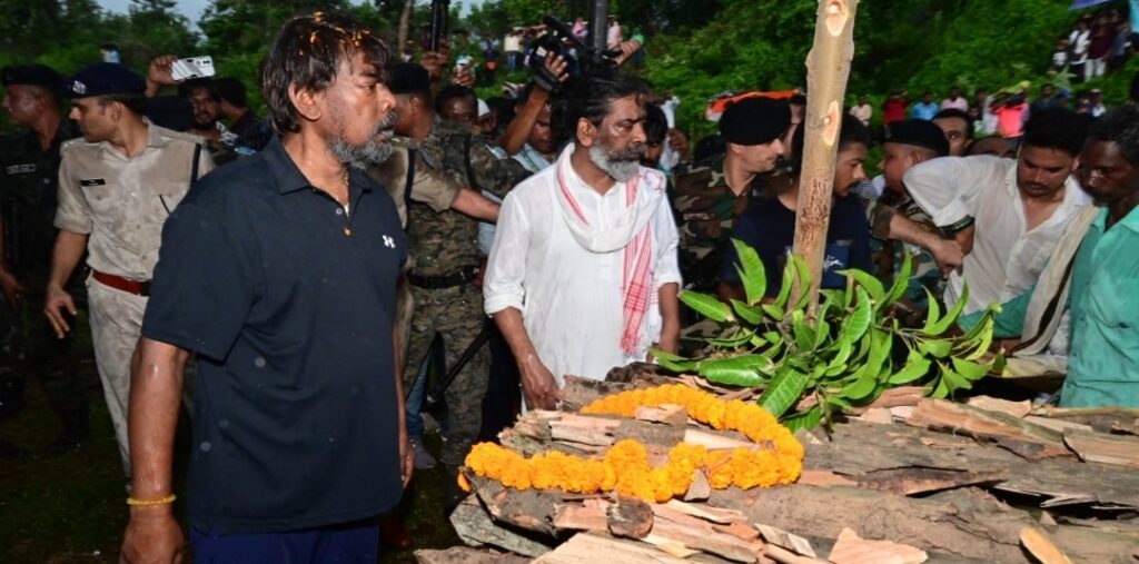 RAMGARH: मुख्यमंत्री हेमन्त सोरेन ने अपने पिता के पार्थिव शरीर को पारंपरिक रीति- रिवाज एवं रस्म के साथ दी मुखाग्नि