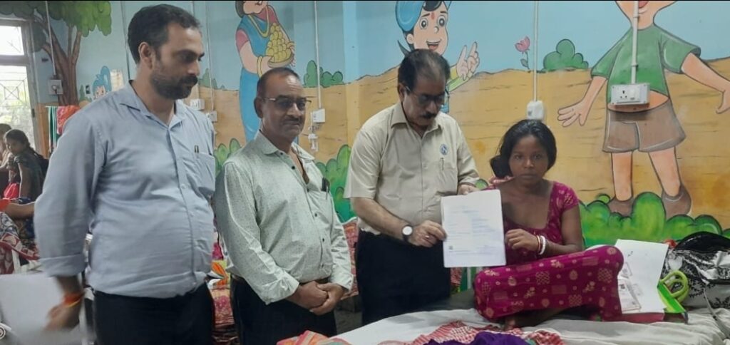 JAMSHEDPUR : जिला में शुरू की गई विशेष पहल: डिस्चार्ज से पहले ही माताओं को प्रदान किया जा रहा नवजात बच्चों का जन्म प्रमाण पत्र