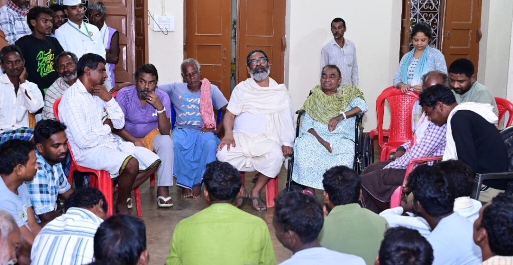 RAMGARH : मुख्यमंत्री हेमन्त सोरेन ने अपने पैतृक आवास नेमरा में गांव के लोगों के साथ “तीन नहान, दस कर्म और श्राद्ध कर्म” को लेकर की विस्तृत चर्चा