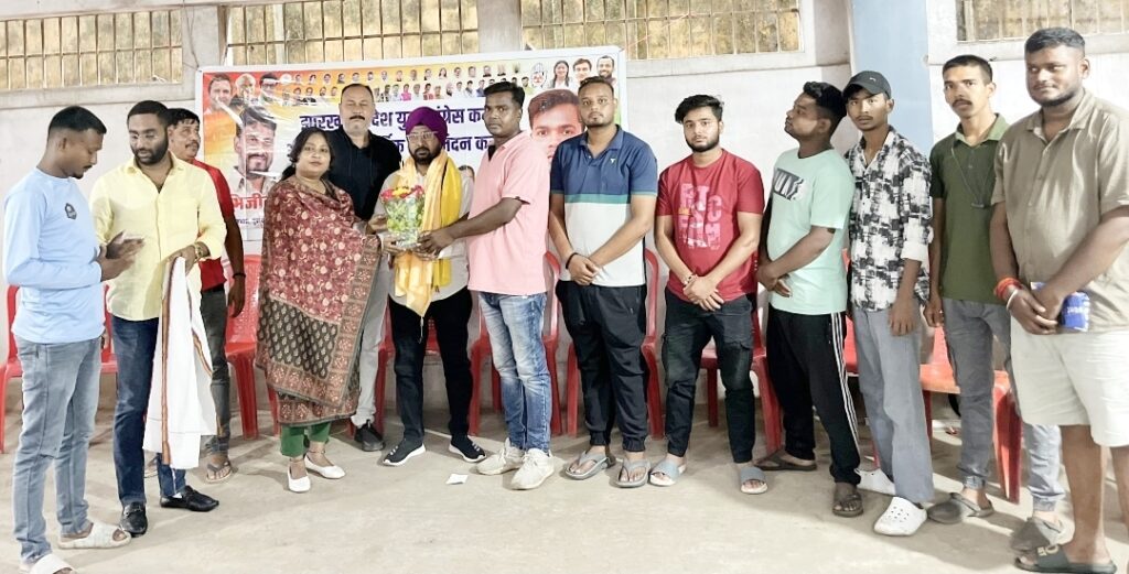 JAMSHEDPUR : छात्र संगठन का प्रदेश प्रभारी बनाए जाने पर परविंदर का युवा कांग्रेस ने किया सम्मान