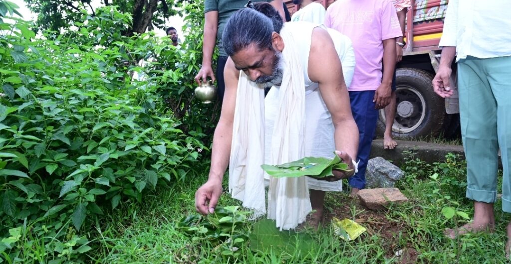 RAMGARH : मुख्यमंत्री हेमन्त सोरेन ने दिवंगत दिशोम गुरु शिबू सोरेन के पारंपरिक श्राद्ध कर्म की रस्म निभाई