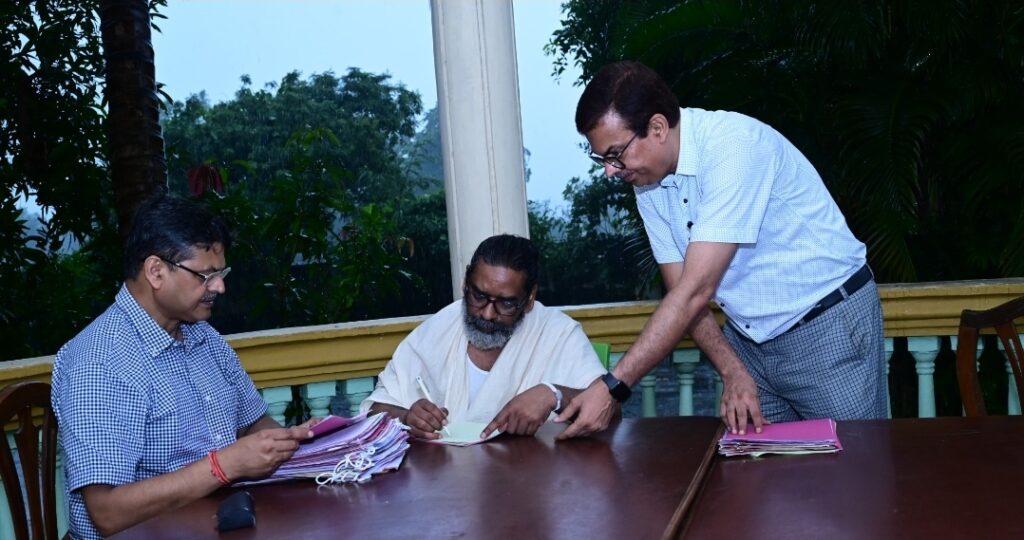 RAMGARH : मुख्यमंत्री पुत्र धर्म के साथ निभा रहे राजधर्म, रामगढ़ के नेमरा स्थित पैतृक आवास से सरकारी कामकाज निपटा रहे