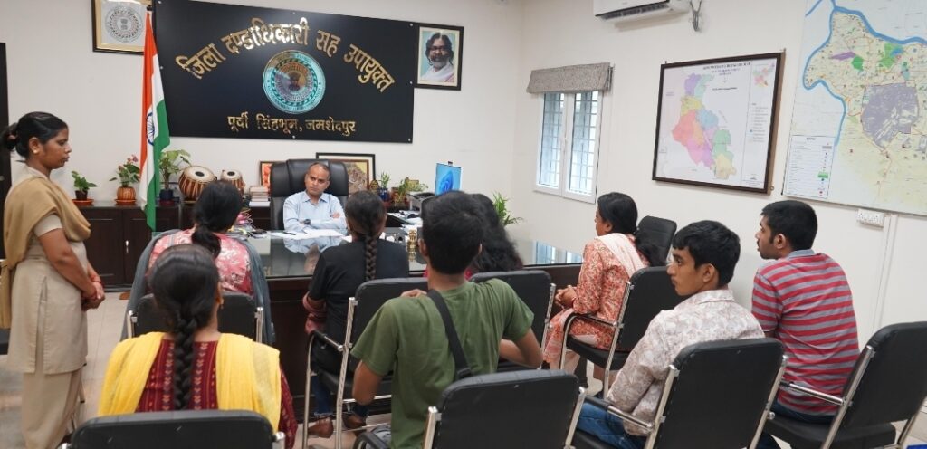 JAMSHEDPUR : उपायुक्त ने जनशिकायत निवारण दिवस में नागरिकों की समस्याएं सुनी