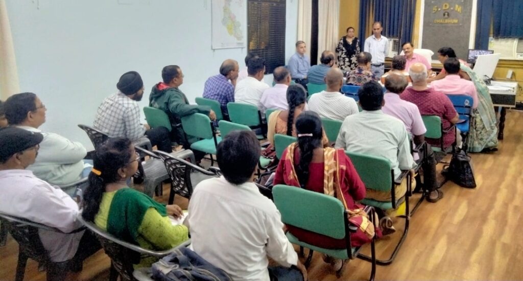 JAMSHEDPUR : निर्वाचन संबंधी रैशनलाइजेशन को लेकर अनुमंडल पदाधिकारी की अध्यक्षता में बैठक, राजनीतिक दलों के प्रतिनिधि, एईआरओ, बीएलओ पर्यवेक्षक हुए शामिल