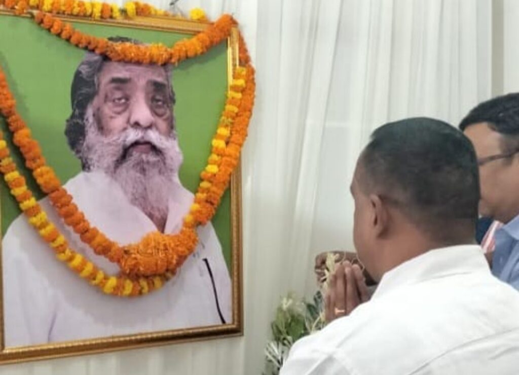 JAMSHEDPUR : पूर्व मंत्री बन्ना गुप्ता नेमरा पहुंचें, दी श्रद्धांजलि