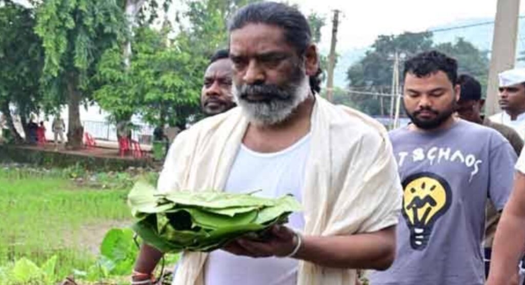 RAMGARH : दिशोम गुरु शिबू सोरेन के पारंपरिक श्राद्ध कर्म का सातवां दिन, मुख्यमंत्री हेमन्त सोरेन ने अपने परिजनों संग दिवंगत आत्मा की शांति हेतु “सात कर्म” का पारंपरिक विधान पूरा किया