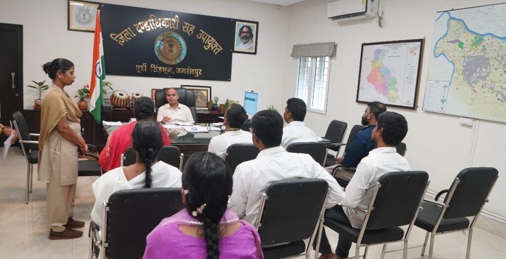 JAMSHEDPUR : उपायुक्त ने जन शिकायत निवारण दिवस में सुनी नागरिकों की समस्याएं