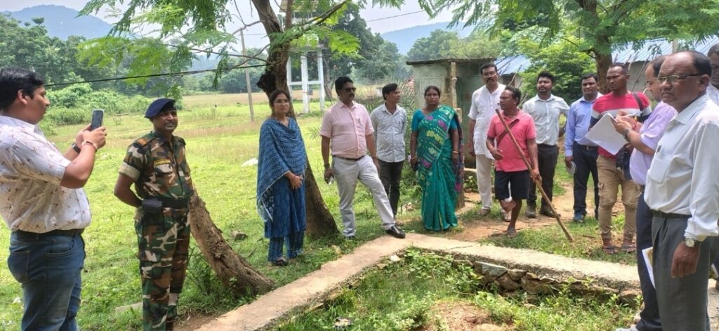 JAMSHEDPUR : डीडीसी ने मुसाबनी में योजनाओं का किया निरीक्षण