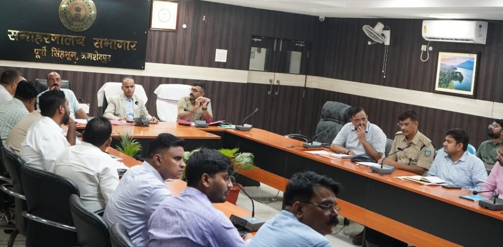 JAMSHEDPUR : उपायुक्त की अध्यक्षता में हुई यातायात एवं सड़क सुरक्षा संबंधी बैठक