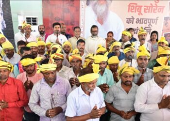 RAMGARH : स्मृति शेष- दिशाेम गुरु शिबू सोरेन जी को सैकड़ों की संख्या में “कुड़मालि भाखी चारि आखड़ा” के सदस्यों ने अपनी श्रद्धा व्यक्त करते हुए भावपूर्ण श्रद्धांजलि अर्पित की