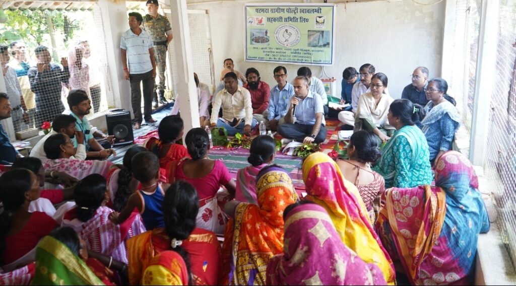 JAMSHEDPUR : उपायुक्त ने पटमदा के धाधकीडीह गांव में पोल्ट्री व्यवसाय से जुड़ी महिलाओं से किया संवाद