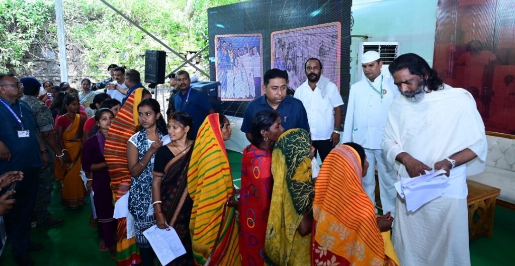 RAMGARH : स्मृति शेष- दिशाेम गुरु शिबू सोरेन को याद कर हुए भावुक, मुख्यमंत्री ने लोगों की समस्याओं को सुना