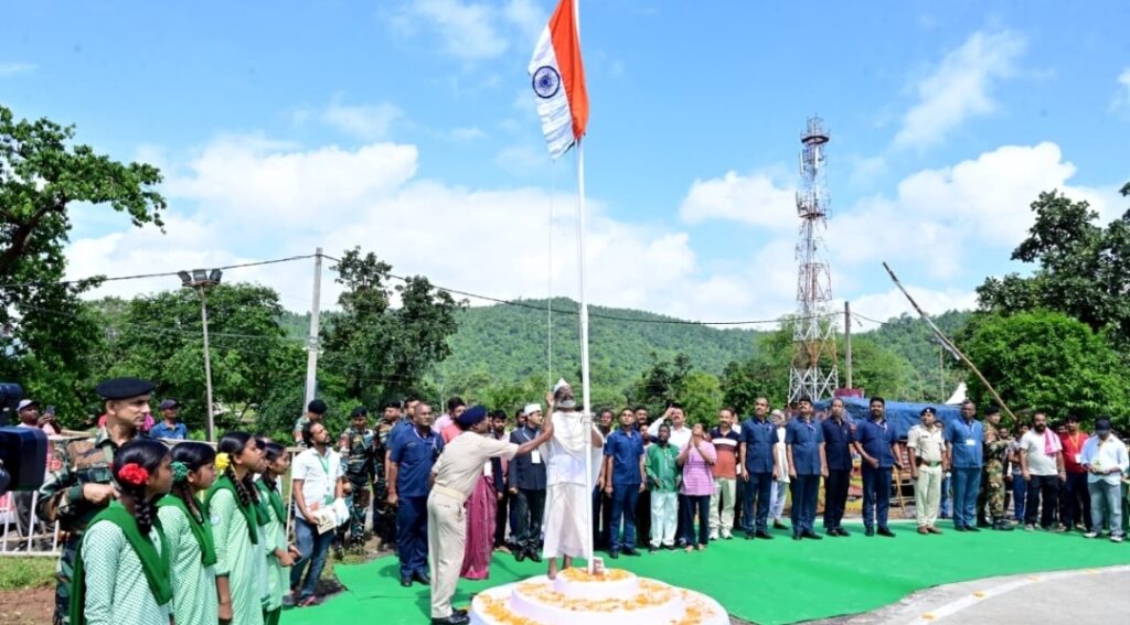 RAMGARH : मुख्यमंत्री हेमन्त सोरेन ने स्वतंत्रता दिवस के अवसर पर पैतृक गांव नेमरा में किया झंडोत्तोलन