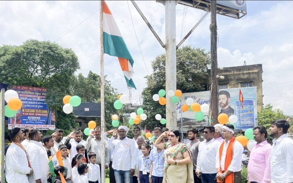 JAMSHEDPUR : राकेश साहू ने विभिन्न स्थानों पर फहराया तिरंगा