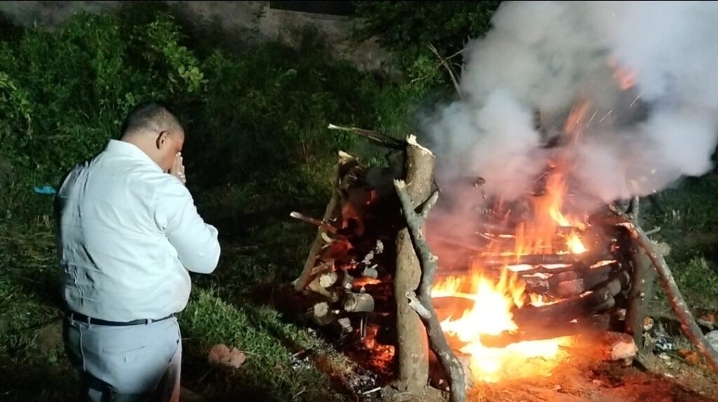 JAMSHEDPUR : पूर्व मंत्री बन्ना गुप्ता स्वर्गीय रामदास सोरेन के अंतिम संस्कार में शामिल होकर उन्हें दी श्रद्धांजलि