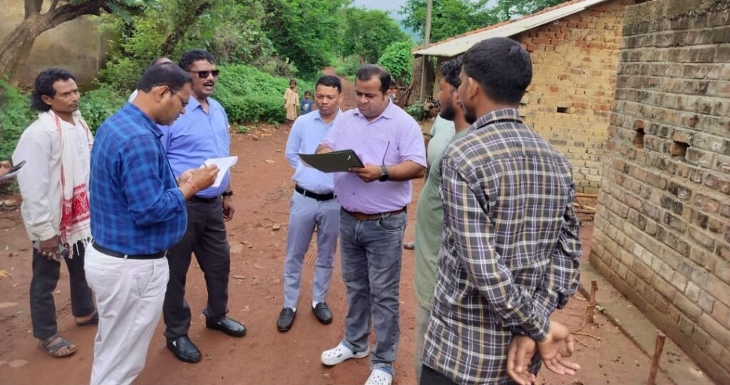 JAMSHEDPUR : उप विकास आयुक्त ने पोटका प्रखंड में पंचायत क्षेत्र का भ्रमण कर विकास योजनाओं के क्रियान्वयन का लिया जायजा