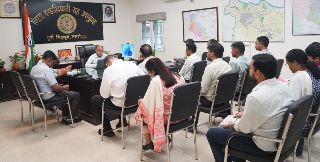 JAMSHEDPUR : जिला उपायुक्त ने आजीविका संवर्धन की समीक्षा बैठक, बोले… स्थानीय हुनर और संसाधनों से लोगों को आत्मनिर्भर बनाने की दिशा में ठोस पहल हो