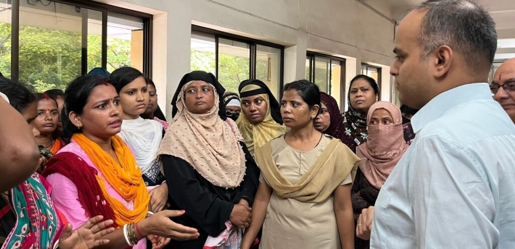 JAMSHEDPUR : उपायुक्त ने जन शिकायत निवारण दिवस में नागरिकों की समस्याएं सुनी