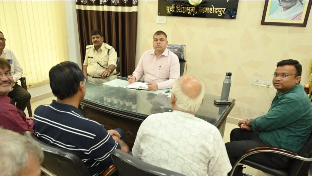 JAMSHEDPUR : डीटीओ एवं डीएसपी ट्रैफिक ने पेट्रोल पंप संचालकों के साथ की बैठक