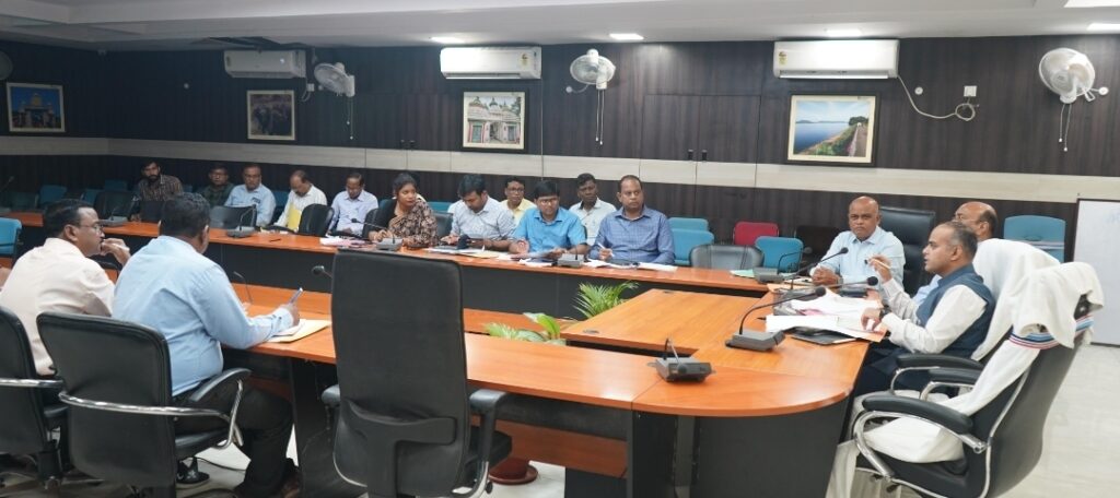 JAMSHEDPUR : राजस्व, निबंधन एवं भूमि सुधार संबंधी समीक्षा बैठक, भूमि संबंधी मामलों का समयबद्ध और पारदर्शी निष्पादन के दिए निर्देश