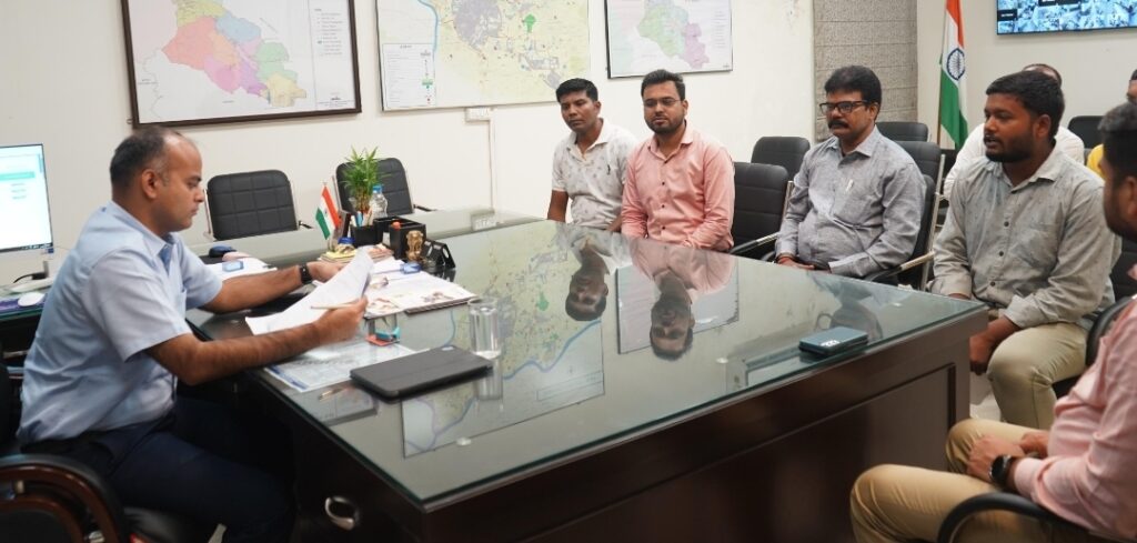 JAMSHEDPUR : उपायुक्त ने जन शिकायत निवारण दिवस में सुनी नागरिकों की समस्याएं