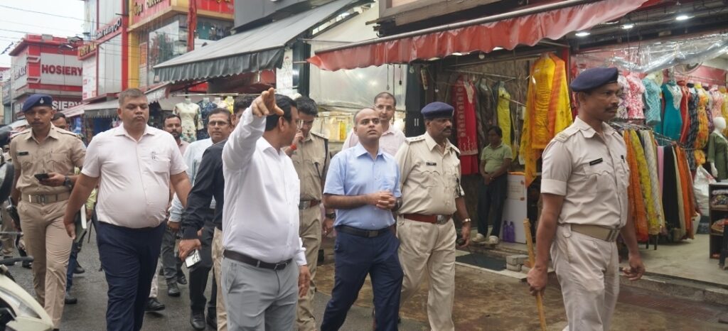 JAMSHEDPUR : उपायुक्त एवं एसएसपी ने साकची मार्केट का किया निरीक्षण