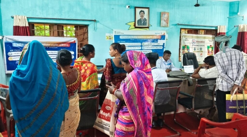 JAMSHEDPUR : सामाजिक सुरक्षा योजनाओं से जुड़ रहे ग्रामीण- वित्तीय समावेशन संतृप्ति अभियान के तहत 19 पंचायतों में विशेष शिविरों का सफल आयोजन