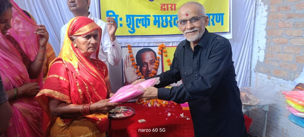 रायबरेली: सर्वेश्वरी समूह कुष्ठ सेवा आश्रम ने 130 बुजुर्गों और दिव्यांगों को दी मच्छरदानी, पौधारोपण कर दिया पर्यावरण बचाने का संदेश