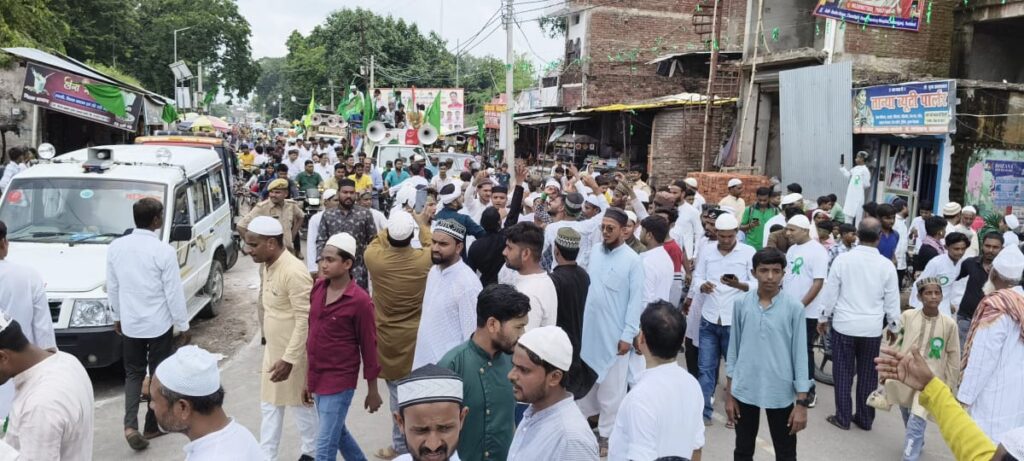 पैगंबर मोहम्मद साहब के जन्मदिन पर निकाला गया जुलूस, चप्पे-चप्पे पर तैनात रहा पुलिस बल