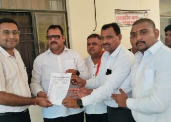 समस्याओं को लेकर सरोजनीनगर बार एसोसिएशन के अधिवक्ताओं ने उपजिलाधिकारी को दिया ज्ञापन