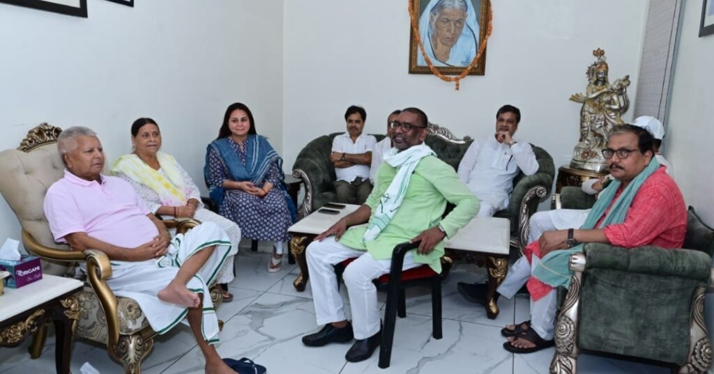 BIHAR : पटना स्थित श्रीमती राबड़ी देवी आवास पहुंचे मुख्यमंत्री हेमन्त सोरेन, लालू प्रसाद यादव से की मुलाकात