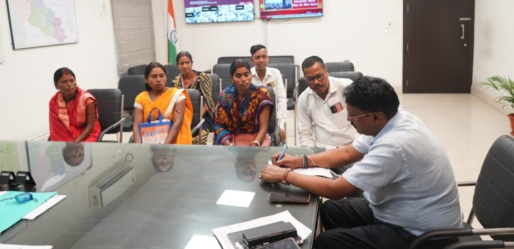 JAMSHEDPUR : उप विकास आयुक्त ने जन शिकायत निवारण दिवस में नागरिकों की समस्याएं सुनी