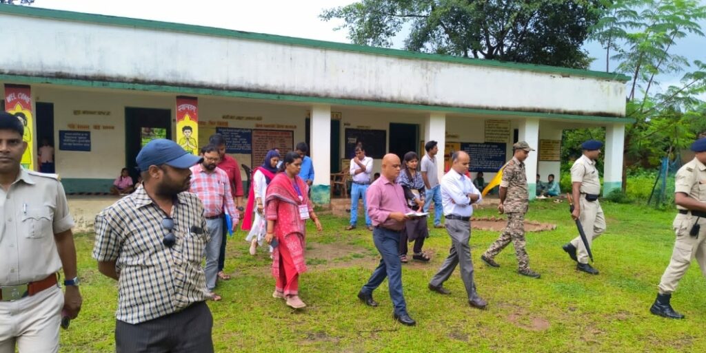 JAMSHEDPUR : जिला उपायुक्त ने घाटशिला विधानसभा क्षेत्र के विभिन्न मतदान केन्द्रों का किया निरीक्षण