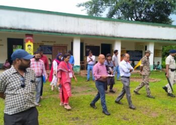 JAMSHEDPUR : जिला उपायुक्त ने घाटशिला विधानसभा क्षेत्र के विभिन्न मतदान केन्द्रों का किया निरीक्षण