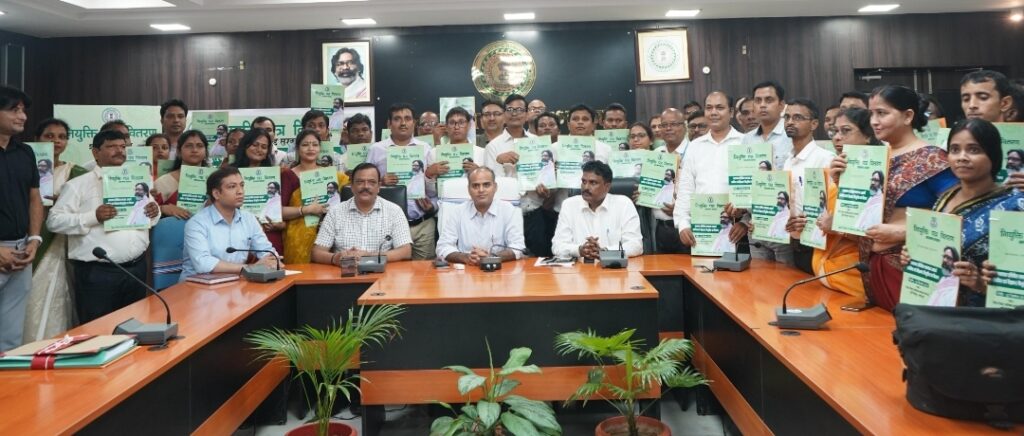 JAMSHEDPUR : 50 नवनियुक्त सहायक आचार्य को उपायुक्त एवं उप विकास आयुक्त ने प्रदान किए नियुक्ति पत्र