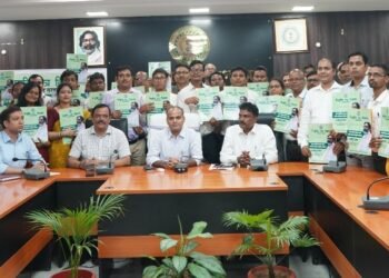 JAMSHEDPUR : 50 नवनियुक्त सहायक आचार्य को उपायुक्त एवं उप विकास आयुक्त ने प्रदान किए नियुक्ति पत्र