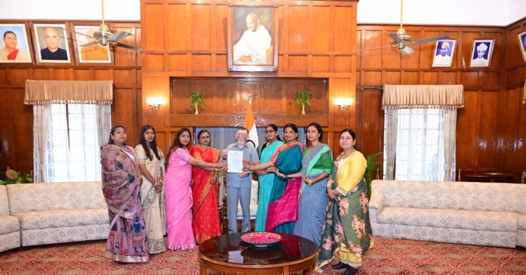 JAMSHEDPUR : राज्यपाल से मिले भाजपा महिला मोर्चा, झारखण्ड प्रदेश का एक शिष्टमंडल, सौंपा ज्ञापन
