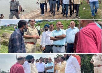 JAMSHEDPUR : दुर्गापूजा के मद्देनजर उपायुक्त ने स्वर्णरेखा एवं खरकई नदी के विभिन्न घाटों का किया निरीक्षण