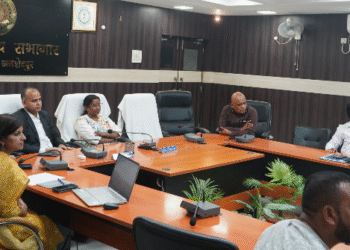 JAMSHEDPUR : राजनीतिक दलों के प्रतिनिधियों की उपस्थिति में किया गया ईवीएम का द्वितीय रेंडमाइजेशन, बूथवार आवंटित किए गए ईवीएम