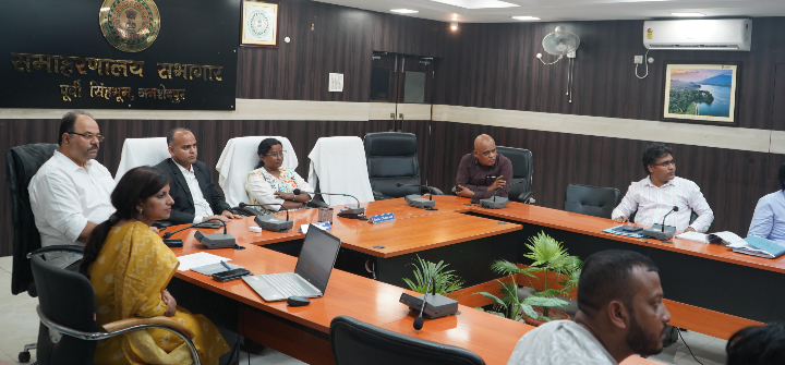 JAMSHEDPUR : राजनीतिक दलों के प्रतिनिधियों की उपस्थिति में किया गया ईवीएम का द्वितीय रेंडमाइजेशन, बूथवार आवंटित किए गए ईवीएम