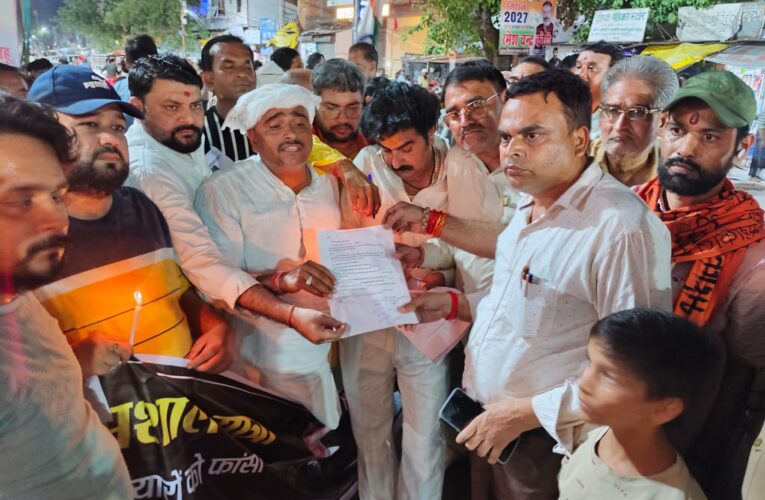 मशाल जुलूस निकाल दोषी को फांसी की मांग कर दिया ज्ञापन