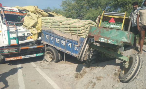 नंदगंज: तेज रफ्तार ट्रेलर व सीमेंट लदे ट्रैक्टर की हुई भ…