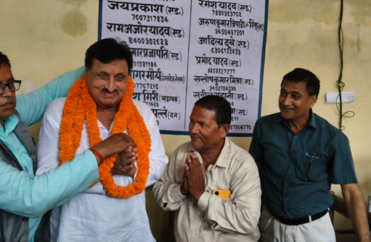 नौतनवा तहसील पहुंचे पूर्व मंत्री अमरमणि त्रिपाठी, अधिवक्ताओं से किया संवाद