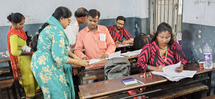 JAMSHEDPUR : SIR फॉर्म भरवाने में कांग्रेस की टीम कर रही हैं सहयोग