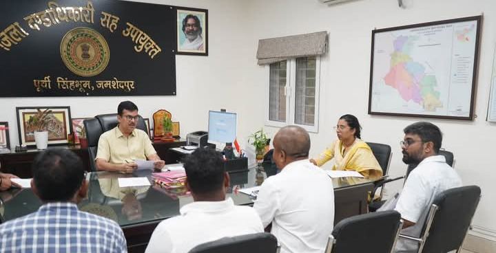 JAMSHEDPUR : जन शिकायत निवारण दिवस में जिला उपायुक्त ने सुनीं आमजन की समस्याएं